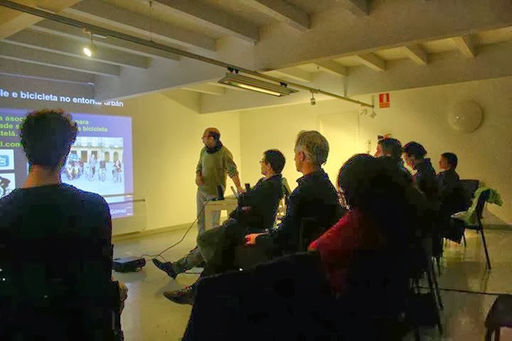 Fotografía de la realización del taller de bici urbana en Compostela